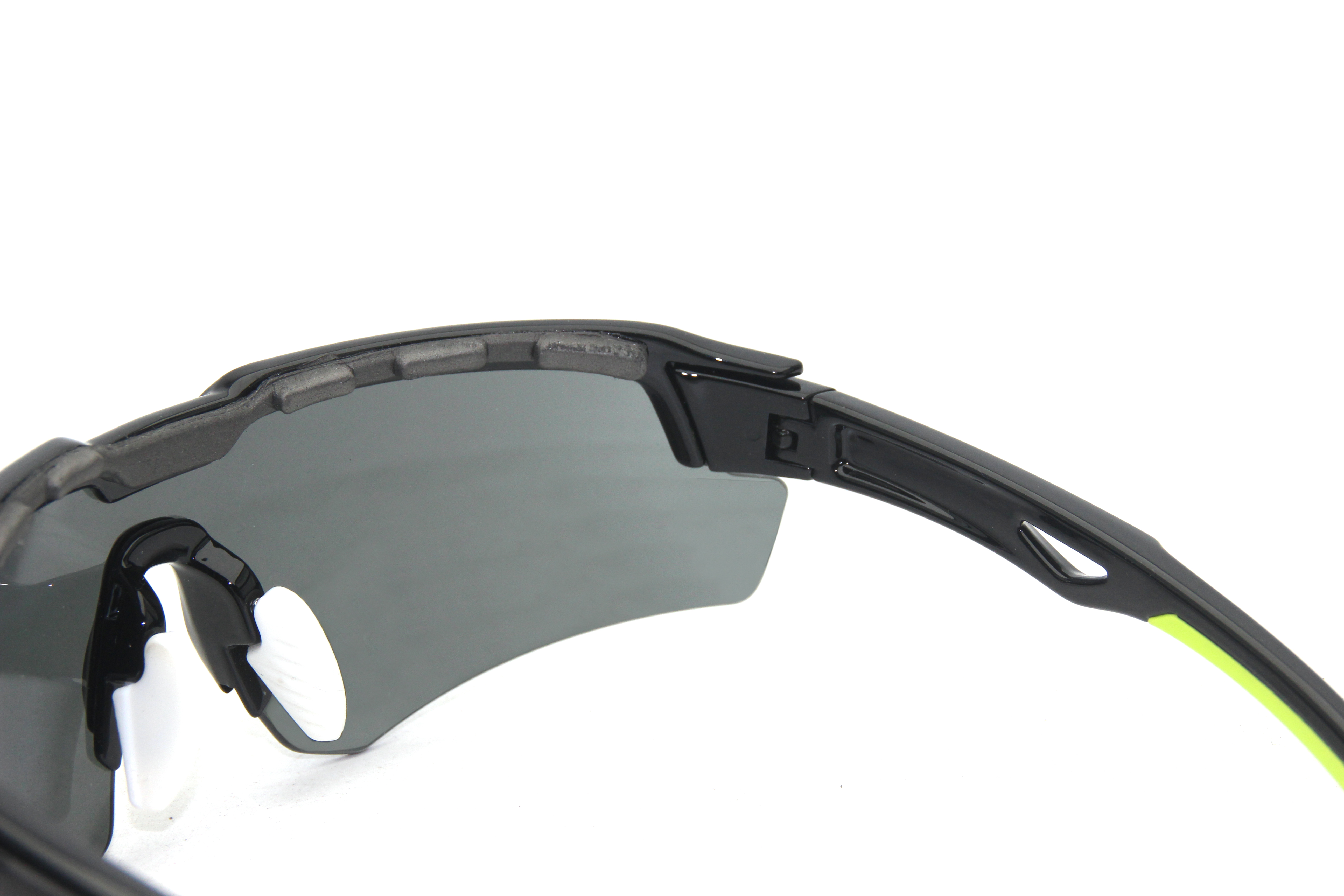 The sponge on front can decrease the impact and increases comfort glasses